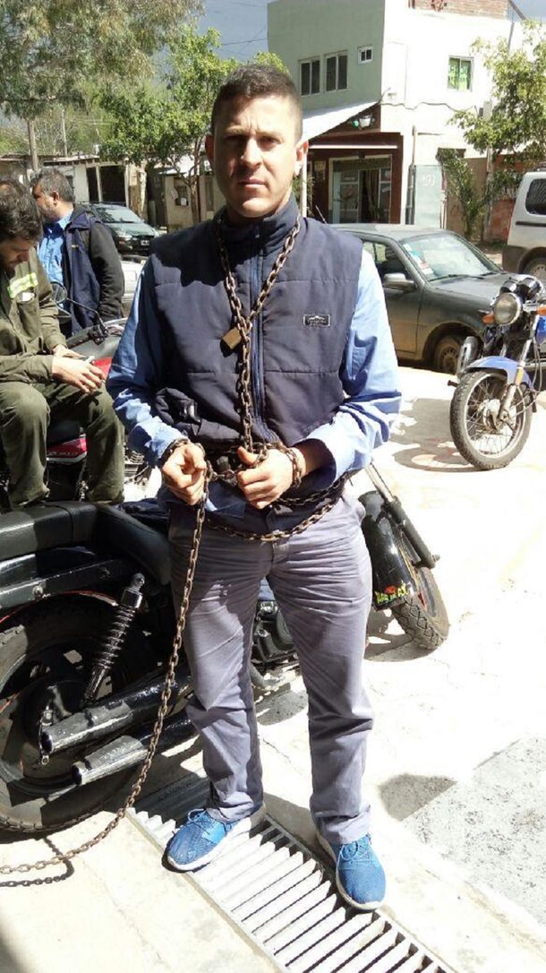 Mariano Fernández se encadenó y comenzó una huelga de hambre tras ser despedido