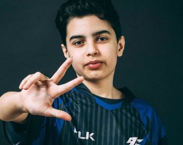 Furor en Ezeiza por la llegada del chico argentino que ganó US$ 900 mil con el Fortnite