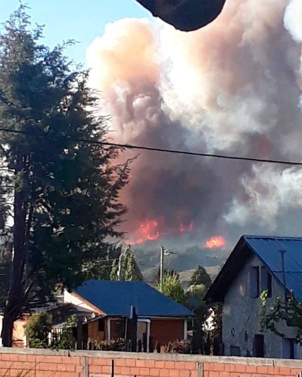 Buscan a un peón rural desaparecido por los incendios forestales en Chubut