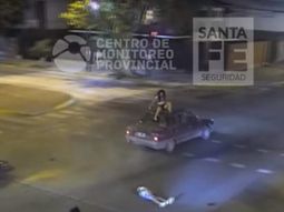 VIDEO: Chocó, voló y quedó sentada en el techo de un auto