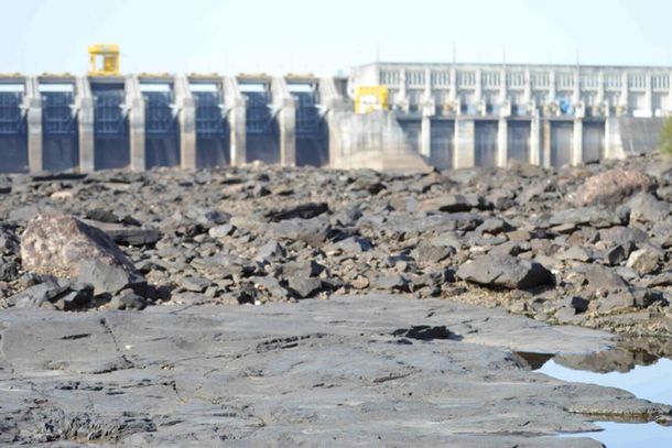 Los efectos de la sequía en la producción de energía hidroeléctrica en Uruguay.