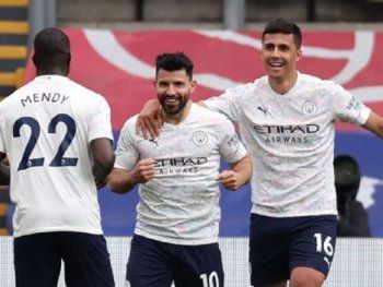 Con un gol del Kun Agüero, Manchester City le ganó al Crystal Palace y quedó a un paso de ser campeón