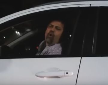 De auto a auto: insólito cruce de Caruso Lombardi con hinchas de Lanús