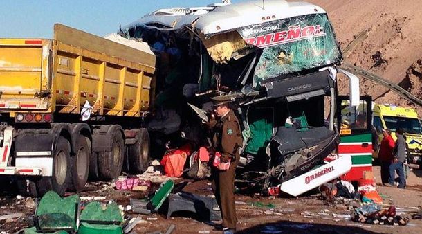 Al menos seis muertos por el choque de un micro y un camión