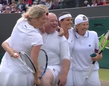 Un espectador se vistió con pollera y jugó parte de un partido en Wimbledon