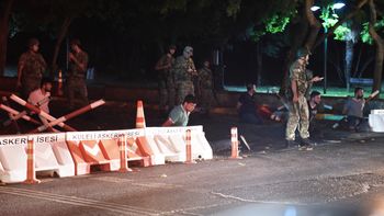 golpe militar en turquia: el ejercito anuncio que tomo el poder golpe militar en turquia: el ejercito anuncio que tomo el poder