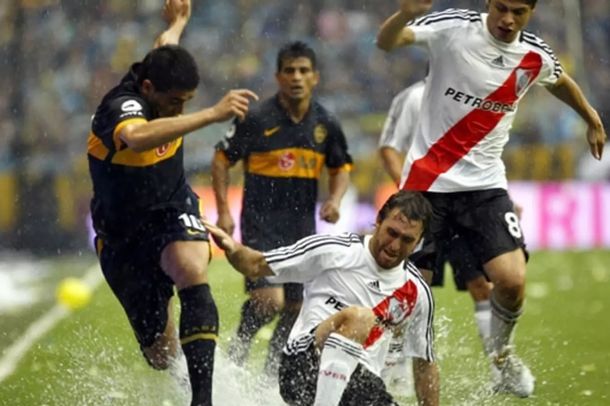Oscar Ahumada marca a Juan Román Riquelme ante la mirada del Negro Ibarra