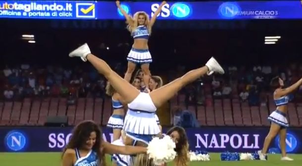 Las porristas del Napoli se robaron las miradas de los hinchas