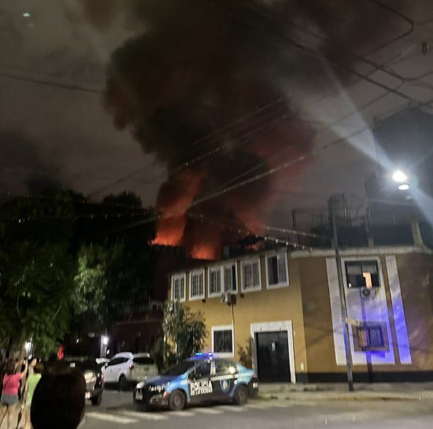 Impresionante incendio en Villa Ortuzar: al menos tres derivados por inhalación de humo