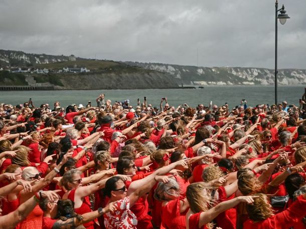 Cientos de personas vestidas de rojo recrean el baile de Cumbres Borrascosas de Kate Bush