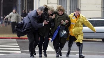 Bomberos ayudaron a cruzar a la gente