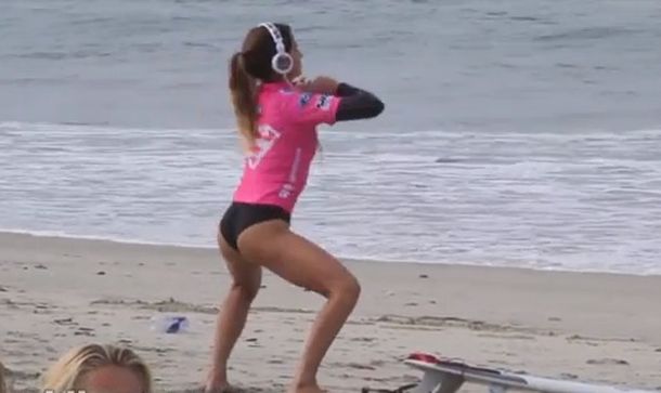 Un precalentamiento muy sexy con una diosa del surf