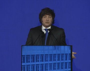 Milei cuestionó a Schiaretti en la Bolsa de Comercio de Córdoba: IVA al 42%