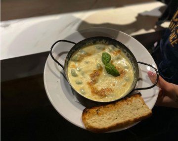 Cómo hacer ñoquis de papa gratinados con queso y salsa blanca