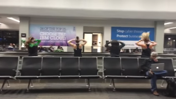 Mirá el video de lo que hacen un par de yankees aburridas en el aeropuerto