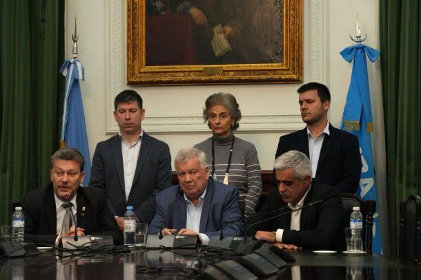 De izquierda a derecha: el presidente del CIN, Oscar Alpa; el rector de la UBA, Ricardo Gelpi y el vicepresidente del CIN, Franco Bartolacci De izquierda a derecha: el presidente del CIN, Oscar Alpa; el rector de la UBA, Ricardo Gelpi y el vicepresidente del CIN, Franco Bartolacci
