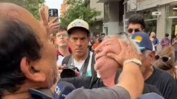 Libertarios le pegaron a un jubilado que cantaba la Marcha peronista antes del acto de Milei en Córdoba