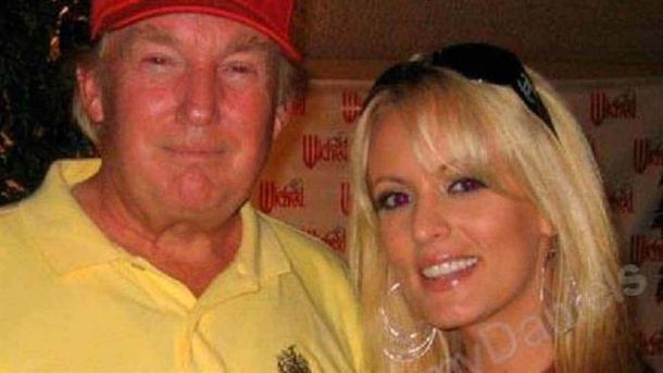 Donald Trump con la actriz porno Stormy Danlieds.