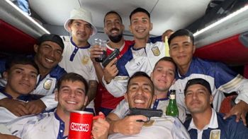 polemica en el ascenso: los jugadores de tucuman central se sacaron fotos con armas y alcohol polemica en el ascenso: los jugadores de tucuman central se sacaron fotos con armas y alcohol