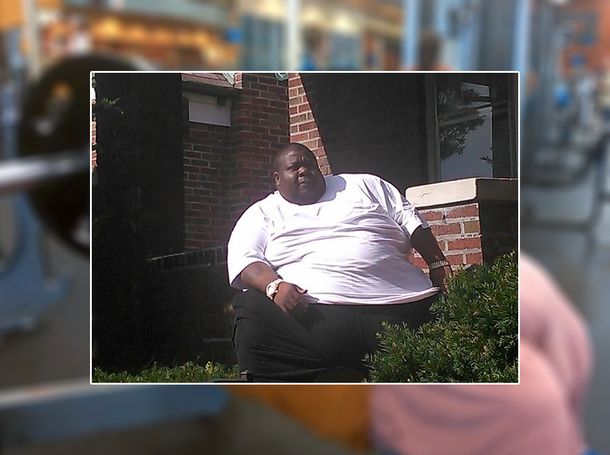 Un hombre que pesa más de 300 kilos muestra su duro entrenamiento en la web