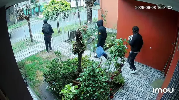 Los tres ladrones escaparon minutos después Los tres ladrones escaparon minutos después