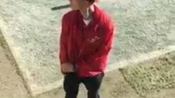 El encargado de seguridad creyó que nadie lo estaba viendo El encargado de seguridad creyó que nadie lo estaba viendo