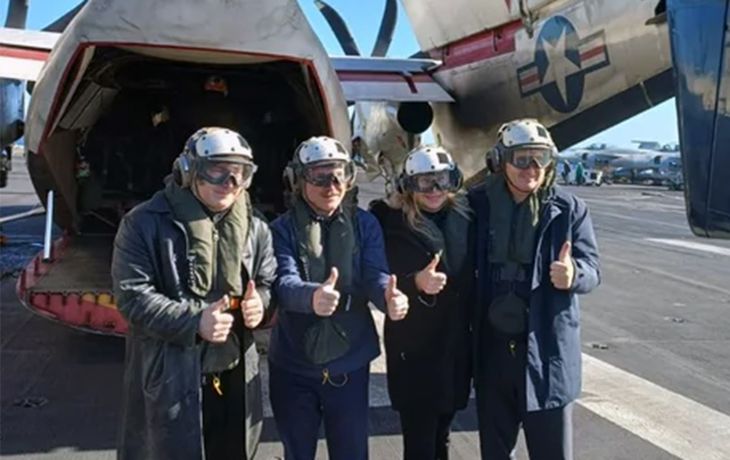 Javier Milei y compañía en el USS Nimitz.