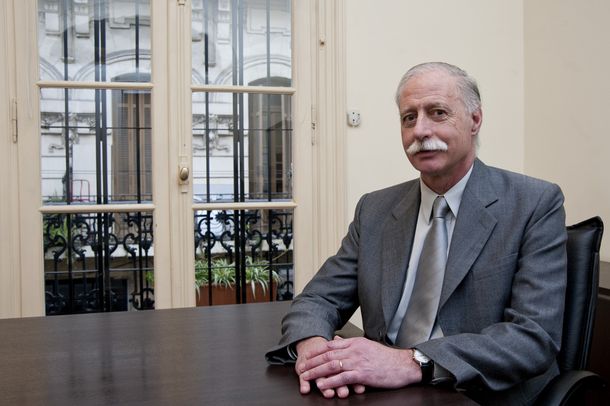 Un científico argentino busca materiales que se auto-reparen