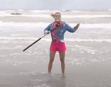 La valiente periodista de C5N que se metió al mar en el peor día del verano