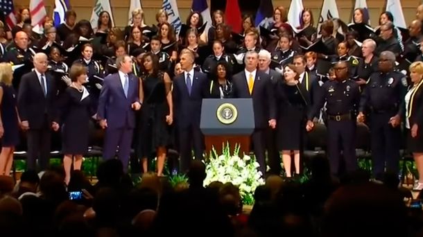 ¿Estaba borracho? Mirá el baile de Bush en un homenaje a policías caídos en servicio
