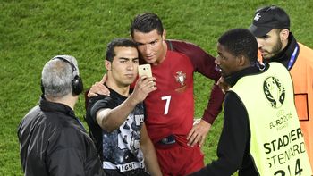 cristiano, el solidario: pese a no ganar con portugal, se saco una selfie con un hincha cristiano, el solidario: pese a no ganar con portugal, se saco una selfie con un hincha
