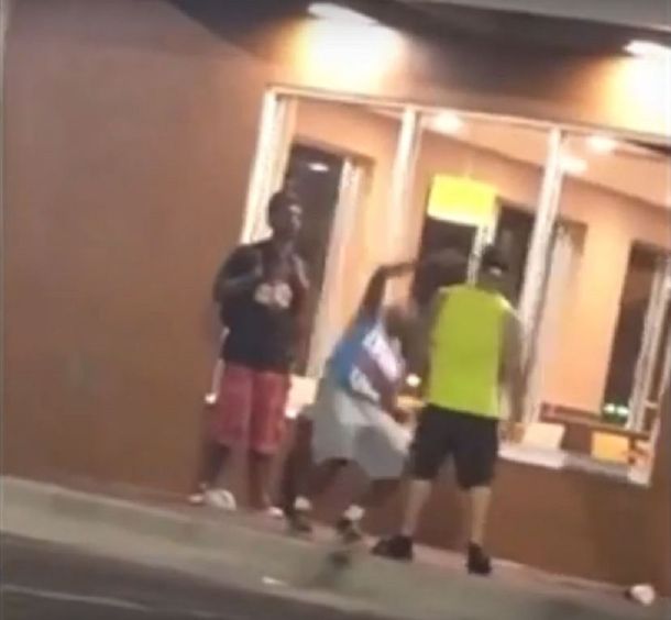 Molestaba a un vagabundo, pero vinieron a defenderlo y lo noquearon