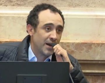Senador denunció que no lo dejaban entrar al recinto por no tener corbata