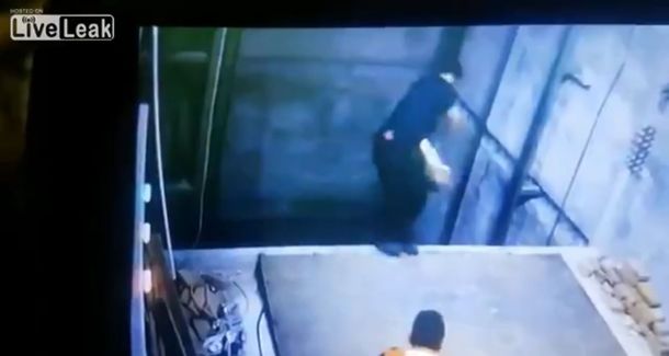 Un técnico se cae en el agujero del ascensor