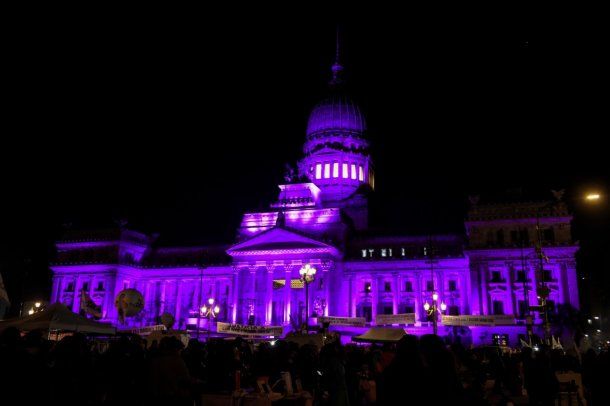 Ni Una Menos: el Congreso se iluminó de color violeta a 7 años de la primera gran movilización