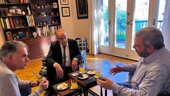 Mario Bergara señaló las cuestiones innegociables en el acuerdo con Yamandú Orsi para apoyarlo en la camapaña presidencial uruguaya. Mario Bergara señaló las cuestiones innegociables en el acuerdo con Yamandú Orsi para apoyarlo en la camapaña presidencial uruguaya.