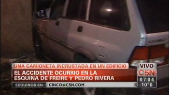 impresionante choque de una camioneta repleta de alcohol impresionante choque de una camioneta repleta de alcohol