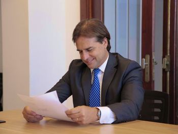 Lacalle Pou quiere que 100 mil argentinos se muden a Uruguay - Crédito:&nbsp;@LuisLacallePou