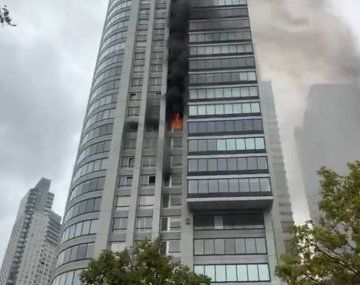 Dramático incendio en una torre de lujo en Puerto Madero: más de 100 evacuados