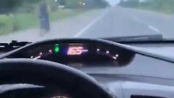 suspenden a un automovilista por filmarse a mas de 170 km/h con su hijo en el auto suspenden a un automovilista por filmarse a mas de 170 km/h con su hijo en el auto