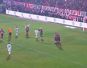 El golazo de Lionel Messi a Newells en la despedida de Maxi Rodríguez