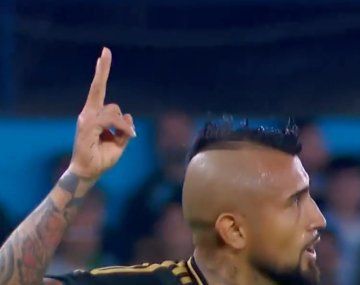 Los provocadores gestos de Vidal a los hinchas de Racing