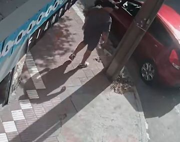 Video: bajó del auto a comprar a un almacén y se lo robaron con su beba adentro