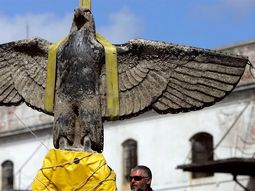 Lacalle Pou cedió ante las voces críticas y revirtió su decisión de transformar el águila del Graf Spee en la escultura de una paloma de la paz. Lacalle Pou cedió ante las voces críticas y revirtió su decisión de transformar el águila del Graf Spee en la escultura de una paloma de la paz.