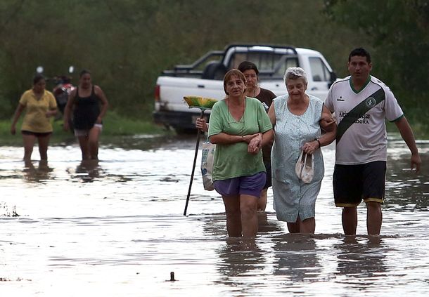 Evacuan a casi 100 familias por la crecida de los ríos en el sur de Tucumán
