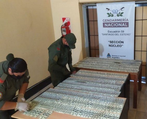 Detuvieron a un hombre que llevaba US$65 mil en una mochila escondida