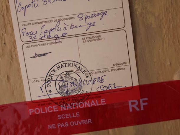 Sellos policiales en la puerta de la casa en Orange, Francia. Foto: AFP. Sellos policiales en la puerta de la casa en Orange, Francia. Foto: AFP.