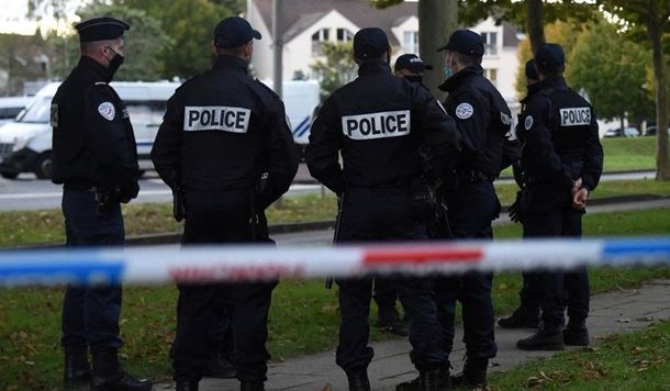 Francia: la policía abatió a un hombre que decapitó a un profesor universitario