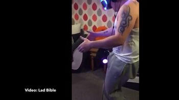 Tenía sexo en realidad virtual sin percatarse que su mujer estaba despierta Tenía sexo en realidad virtual sin percatarse que su mujer estaba despierta