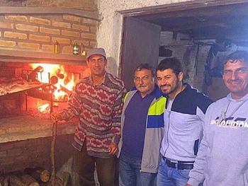 Mientras su situación en la Argentina se agrava, Mora come asados en Uruguay
